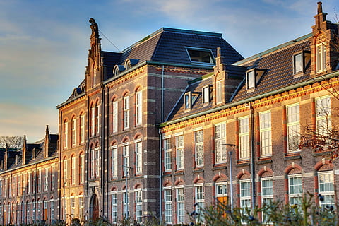 koszary, budynek, zmierzch, okna, stary, architektura, historyczny, Struktura, europejski, cegła, na zewnątrz budynku, cele podróży, niebo, dom, własność domu, zbudowana struktura, Miasto, niski kąt widzenia, Natura, żadnych ludzi, chmura - niebo, okno, przeszłość, historia, dzień, na dworze, dzielnica mieszkaniowa, podróżować, Dom szeregowiec, 4K, CC0, domena publiczna, darmowe zdjęcia