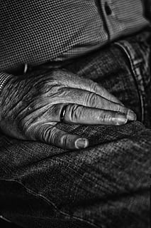 Hände, Mann, Mensch, Person, männlich, alt, menschliches Körperteil, eine Person, menschliche Hand, Nur ein Mann, älterer Erwachsener, Nur ein älterer Mann, Hand, Nahansicht, echte Menschen, drinnen, Lebensstile, Körperteil, Legere Kleidung, Erwachsene, Männer, Ring, selektiver Fokus, Kleidung, Freizeitbeschäftigung, Frau, Finger, Mittelteil, Jeans, Leder, menschliches Gesicht, 2K, CC0, gemeinfrei, lizenzfrei