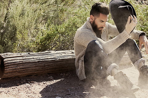 hombre, participación, sombrero, sentado, tronco de madera, tiempo de día, madera, el maletero, hombres, al aire libre, trabajando, una persona, escena rural, machos, trabajador manual, etnia caucásica, dos personas, hombres adultos de mediana edad, adulto, adulto medio, amor, Sólo para adultos, jóvenes, adulto joven, material de madera, árbol, ropa casual, naturaleza, unión, día, gente, actividad de ocio, estilos de vida, barba, planta, emoción positiva, pareja - relación, 2K, CC0, dominio público, libre de derechos
