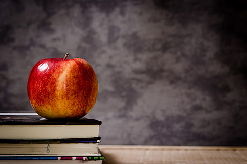 rouge, Pomme, livre, éducation, école, connaissance, pommes, alimentation saine, pomme - fruit, fruit, aliments, Nourriture et boisson, bien-être, à l'intérieur, salle de cours, publication, fraîcheur, personne, prise de vue en studio, bois - matériau, table, fermer, cahier de texte, collation, 4K