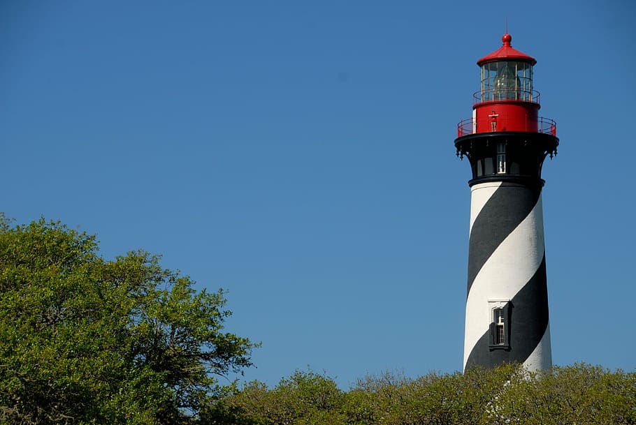 negre, blanc, far, st augustine, florida, referència, històric, llum, torre, nàutica, edifici, EUA, arquitectura, viatjar, vermell, vell, paisatge, naturalesa, cel, estructura, símbol, a l'aire lliure, oceà, Costa, navegació, ratlles, advertiment, costaner, mar, orientació, seguretat, exterior de l'edifici, protecció, cel clar, estructura construïda, blau, planta, direcció, cap gent, arbre, dia, personal de seguretat, 4K