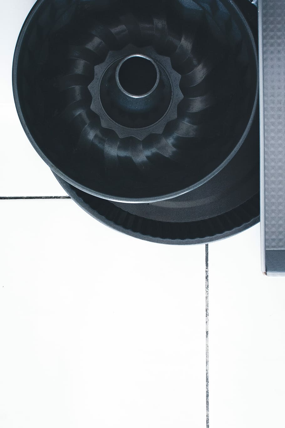 cocció, bundt pan, estris de cuina, equipament, tecnologia, cap gent, dia, primer pla, a l'aire lliure, color negre, metall, a l'interior, natura morta, estructura construïda, fons blanc, roda, naturalesa, arquitectura, penjant, vista d’angle baix, funció de construcció de parets, equips d’il·luminació, 5K