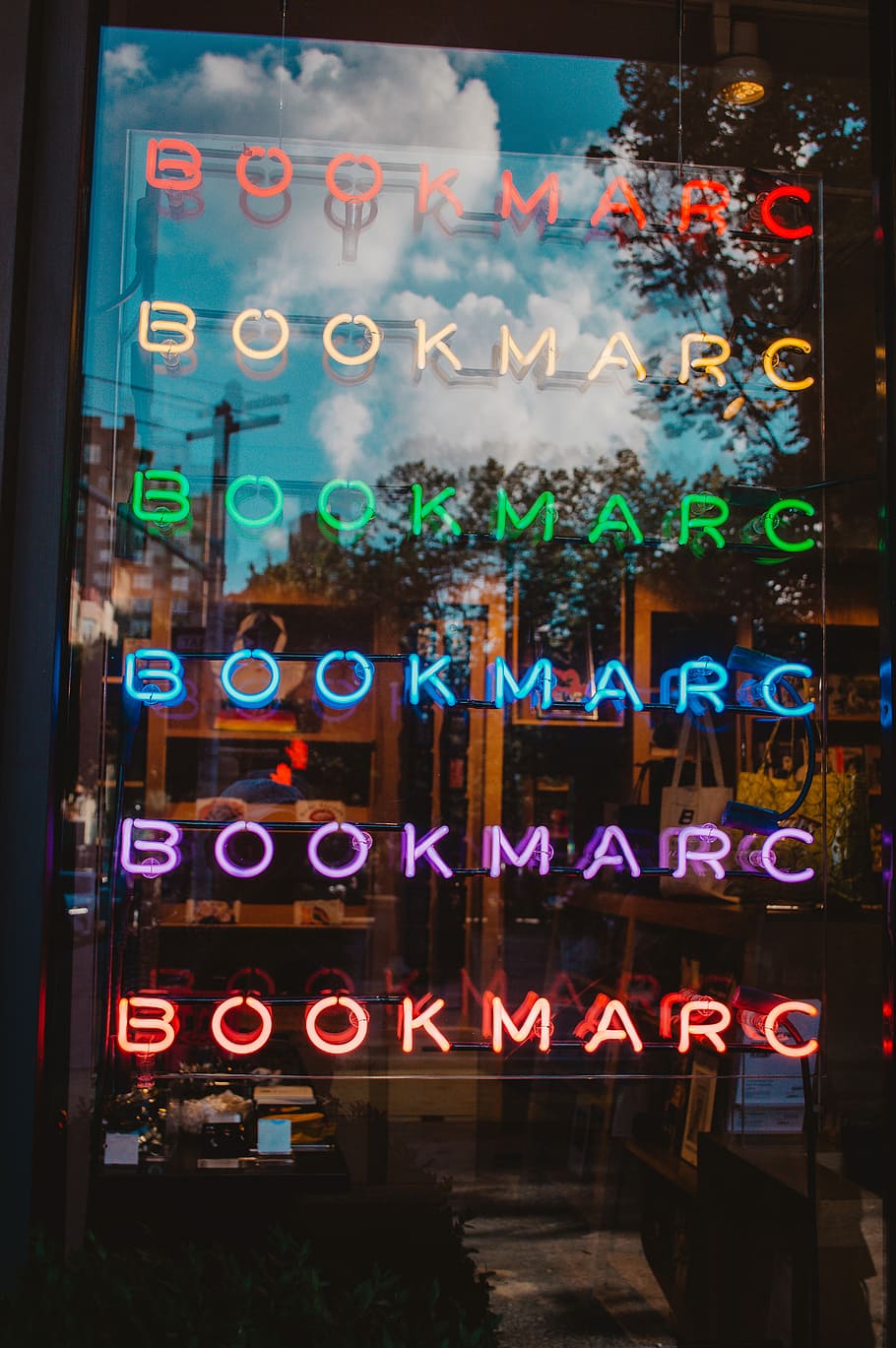 bookmarc neon light signage, mehrfarbig, bookmarc, LED, Beschilderung, Zeichen, Fenster, Neon-, Beleuchtung, Bücher, Text, westliche Schrift, Kommunikation, beleuchtet, keine Leute, transparent, Nacht-, Glas - Material, Großbuchstabe, Nummer, die Architektur, Information, draußen, gebaute Struktur, Gebäudehülle, Werbeschild, 5K