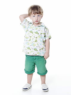 muchachos pantalones cortos verdes, mirando, niño, linda, pequeña, joven, retrato, marinero, encanto, belleza, modelo, infantil, Moda, actitud, miradas, educación de la primera infancia, colegio, foto, divertido, alegría, sonreír, hijo, hermoso, amor, familia, bebé, Unión, padre, infancia, Mira, dinosaurio, longitud total, Fondo blanco, foto de estudio, ropa casual, en pie, una persona, adentro, vista frontal, separar, inocencia, muchachos, hembras, estilos de vida, mirando a la cámara, chicas, niño preadolescente, pantalones cortos, 4K, CC0, dominio público, libre de derechos