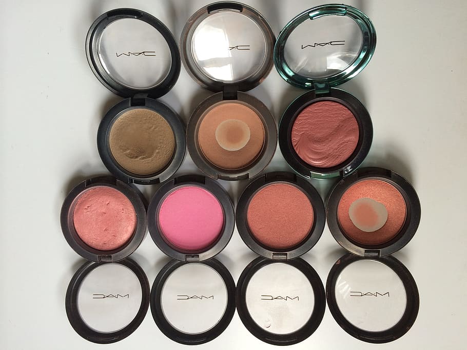 mac, assorteret farver, makeup, rødme, flasker, blusher, kosmetik, mac kosmetik, skønhed, i en række, variation, valg, indendørs, stilleben, geometrisk form, direkte over, cirkel, ingen mennesker, side om side, form, rød, multi farvet, gruppe af objekter, arrangement, stor gruppe af objekter, tæt på, beholder, skønhedsprodukt, bestille, 2K