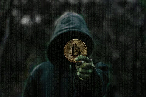 osoba, seans, okrągła moneta bitcoin w kolorze złota, ciemny, blockchain, krypto, cyfrowy, technologia, kryptograficzny, kod, dane, bitcoin, cyber, haker, matryca, symbol, kaptur, zakapturzony, przyszłość, cyberpunk, bezpieczeństwo cybernetyczne, kryptowaluta, łańcuch blokowy, anonimowy, czarny, jedna osoba, część ludzkiego ciała, moneta, osoba nie do poznania, finanse, mężczyźni, biznes, trzymać, waluta, część ciała, na dworze, drzewo, ludzka ręka, zagadka, numer, prawdziwi ludzie, las, gospodarka, zasłonięta twarz, 5K, CC0, domena publiczna, darmowe zdjęcia