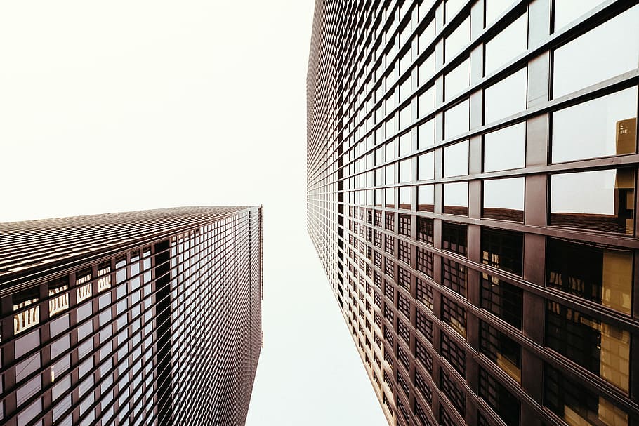 baix, foto d'angle, edifici highrise, durant el dia, angle baix, sèpia, foto, dos, edificis, finestra, edifici, vidre, reflexió, torre, gratacels, ciutat, urbà, resum, financers, vista superior, groc, posta de sol, sol, llum del sol, arquitectura, exterior d’edifici d’oficines, exterior de l'edifici, estructura construïda, oficina, cel, vista d’angle baix, modern, vidre - material, alta - alta, cel clar, naturalesa, directament a sota, cap gent, negocis, a l'aire lliure, aliatge, 5K