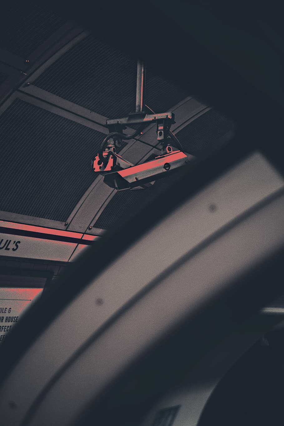 fotografía, negro, rojo, cámara de seguridad, proyector colgante negro, transporte, modo de transporte, coche, nadie, luz del sol, vehículo terrestre, sombra, naturaleza, Vehículo de motor, día, adentro, interior del vehículo, vista de alto ángulo, estructura construida, arquitectura, material de vidrio, transparente, viaje, 1080P