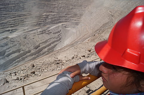 estrazione, ragazza, casco, industria di costruzioni, sito di costruzione, elmetto protettivo, lavoro, operaio edile, una persona, persone reali, uomini, colpo alla testa, stili di vita, sabbia, attività di svago, ritratto, occupazione, terra, spiaggia, giorno, adulto, natura, copricapo, tecnologia, 1080P, CC0, dominio pubblico, privo di copyright