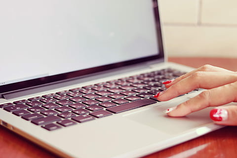 mulher, Rosa, manicure, tocando, computador portátil, bem, aceso, sala, computador, tecnologia, mão humana, teclado de computador, Internet, trabalhando, o negócio, fechar-se, digitando, pessoas, pc, tecnologia sem fio, comunicação, dedo humano, ocupação, mesa, escritório, parte do corpo humano, mão, conexão, equipamentos de informática, uma pessoa, teclado, adulto, usando laptop, dentro de casa, parte do corpo, dedo, chave de computador, unha, comunicações globais, 1080P, CC0, domínio público, royalty free