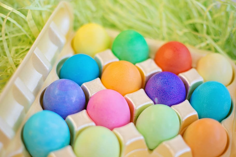 bombes de bany de colors variats, ous de Pasqua, colorit, pastels, Pasqua, festa, primavera, celebració, color, tradició, tradicional, multicolor, ou de Pasqua, variació, gran grup d'objectes, color verd, cap gent, color pastís, primer pla, menjar dolç, elecció, menjar i beguda, menjar, abundància, herba, vista d’angle alt, enfocament selectiu, medicina, dolç, salut i medicina, tir de l'estudi, excés, 4K