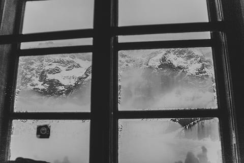 foto in scala di grigi, finestre, la neve, capped, montagna, al di fuori, finestra, bicchiere, vista, vetro - materiale, trasparente, in casa, giorno, nessuno, inverno, temperatura fredda, riflessione, architettura, telaio della finestra, natura, avvicinamento, fotogramma intero, modello, struttura costruita, design, 5K, CC0, dominio pubblico, privo di copyright