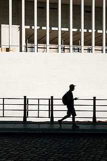 silhuet, mand, stående, ved siden af, vejbane, gå, hen ad, fortov, walking mand, rygsæk, mennesker, udendørs, herrer, urban scene, en person, løbe, by, byliv, udøver, trappe, løb, rækværk, fuld længde, kun en mand, voksen, arkitektur, bygget struktur, rigtige mennesker, sidebillede, livsstil, bygning udvendig, dag, fritidsaktivitet, natur, sti, venter, 5K, CC0, offentligt domæne, royaltyfrie
