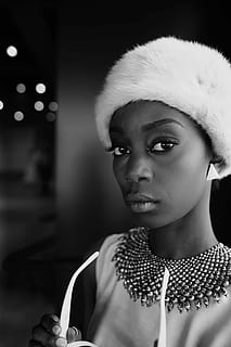 persona, indossare, bianca, cappello, presa, autoscatto, cappello bianco, una persona, bianco e nero, persone, ritratto, femmine, donne, bellezza, carina, guardando la fotocamera, moda, giovane adulto, in casa, bellissimo, etnia africana, stili di vita, colpo alla testa, solo donne, solo una donna, persone reali, vista frontale, attività di svago, concentrarsi sulle conoscenze acquisite, guardando lontano, analizzare, cercare, guardare, avvicinamento, capi di abbigliamento, adulto, contemplazione, bella donna, 5K, CC0, dominio pubblico, privo di copyright