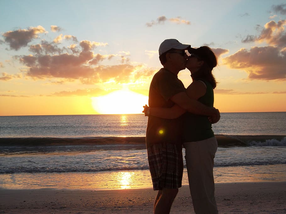 spiaggia al calare del sole, oceano, isola, tramonto, spiaggia, estate, oceano, isola, romanza, bacio, mare, due persone, silhouette, amore, cielo, acqua, emozione positiva, terra, bonding, uomini, nuvola - cielo, orizzonte, adulto, emozione, persone reali, solidarieta, bellezza nella natura, donne, orizzonte sull'acqua, coppia - relazione, all'aperto, cura, 4K