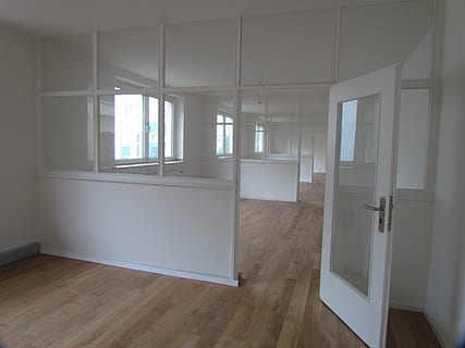 Weiß, hölzern, gerahmt, Glastür, geöffnet, Büro, Fenster, Platz, drinnen, Bodenbelag, Parkettboden, Holz, leeren, Wohngebäude, keine Leute, die Architektur, Tag, Glas - Material, Wohnraum, Eingang, Tür, gebaute Struktur, weiße Farbe, Abwesenheit, Umzug, Wohnung, Decke, 4K, CC0, gemeinfrei, lizenzfrei