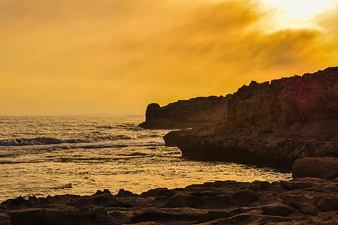 posta de sol, nebulós, cel, núvols, sol, paisatge, temps, tarda, naturalesa, estiu, ennuvolat, mar, Costa, rocós, llum, raig de sol, ayia napa, Xipre, aigua, rock, rock - object, sòlid, platja, escenics - natura, bellesa a la natura, terra, horitzó sobre l’aigua, horitzó, tranquil·litat, formació de roca, escena tranquil·la, onada, núvol - cel, cap gent, a l'aire lliure, erosionat, litoral rocós, 5K, CC0, domini públic, lliure de regalies