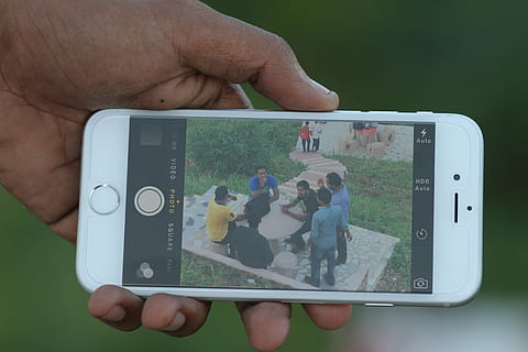 Handy, Mobiltelefon, iphone, sechs, Fotografie-Themen, kabellose Technologie, Technologie, Kommunikation, Bildschirm, Smartphone, Fotografieren, tragbares Informationsgerät, halten, Mobiltelefon, Verbindung, Gerätebildschirm, menschliche Hand, Aktivität, Fotonachrichten, Berührungsempfindlicher Bildschirm, Nahansicht, menschliches Körperteil, Hand, Kamera - Fotoausrüstung, App, draußen, digitaler Sucher, soziales Netzwerk, 5K, CC0, gemeinfrei, lizenzfrei