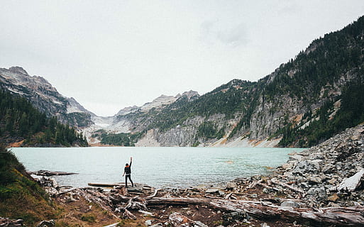 hombre, en pie, agua corporal, tiempo de día, naturaleza, montaña, al aire libre, lago, agua, cordillera, gente, paisaje, una persona, imagen en color, hombres, scenics, adulto, nieve, Sólo para adultos, un solo hombre, belleza en la naturaleza, cielo, gente real, paisajes - naturaleza, actividad de ocio, estilos de vida, día, escena no urbana, tranquilidad, longitud total, escena tranquila, formación, 1080P, CC0, dominio público, libre de derechos