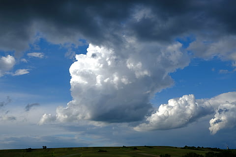 tordensky, tordenvejr, skyer, vejr, storm, frem, natur, uklarhed, regn, mørke skyer, humør, himmel, atmosfære, landskab, truende, lys, flyde, winder stimmung, vejrstemning, cloudscape, naturens kraft, naturligt fænomen, sky bjerge, cumulus skyer, sky af flok af, skyer form, overskyet, cumulus, regn skyen, mørk himmel, atmosfærisk, sort og hvid, skydække, sky tower, sky - himmel, skønhed i naturen, scenics - natur, miljø, dag, ingen mennesker, ro, rolig scene, Mark, udendørs, jord, plante, fluffy, ikke-urbane scene, græs, blå, ildevarslende, 5K, CC0, offentligt domæne, royaltyfrie