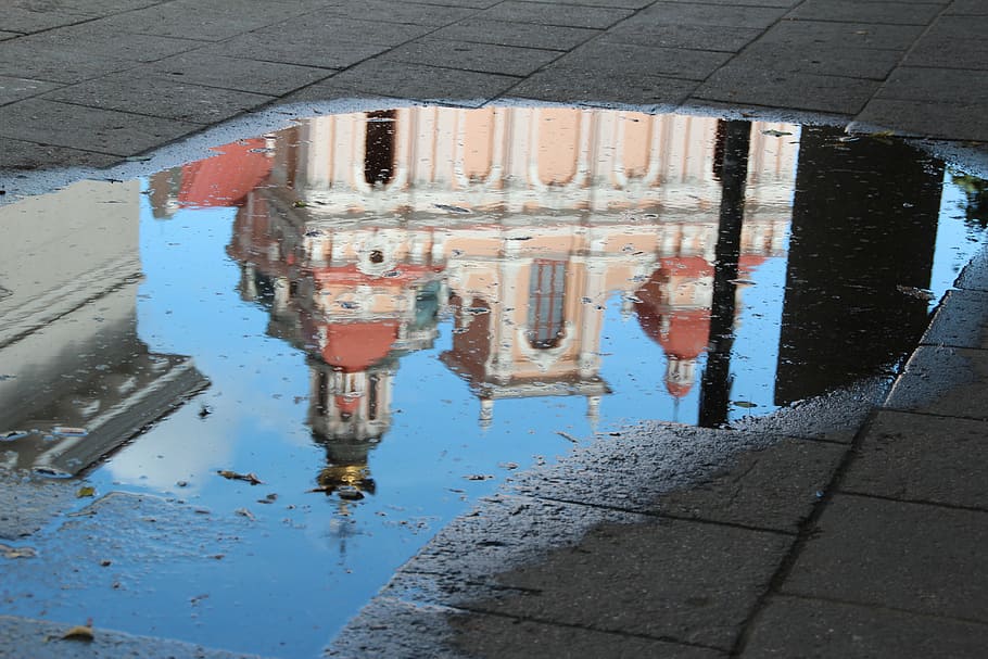 reflexió de l’aigua, blanc, rosa, edifici, Lituània, vilnius, duplicació, bassal, aigua, reflexió, arquitectura, humit, estructura construïda, dia, exterior de l'edifici, ciutat, cap gent, pluja, vista d’angle alt, a l'aire lliure, carrer, vell, naturalesa, funció de construcció de parets, abandonat, temporada de pluges, 5K