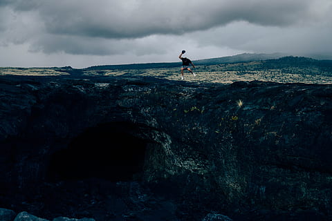 hombre, en pie, formacion de roca, tiempo de día, negro, camisa, saltó, marrón, acantilado, montaña, nublado, cielo, nube, saltar, rock, gente, una persona, naturaleza, al aire libre, hombres, scenics, paisaje, nube - cielo, longitud total, ambiente, roca - objeto, mar, sólido, actividad de ocio, adulto, agua, tormenta, belleza en la naturaleza, nube de tormenta, tierra, oscuro, 5K, CC0, dominio público, libre de derechos