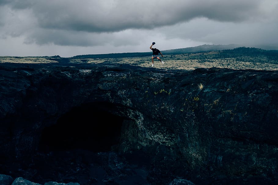 hombre, en pie, formacion de roca, tiempo de día, negro, camisa, saltó, marrón, acantilado, montaña, nublado, cielo, nube, saltar, rock, gente, una persona, naturaleza, al aire libre, hombres, scenics, paisaje, nube - cielo, longitud total, ambiente, roca - objeto, mar, sólido, actividad de ocio, adulto, agua, tormenta, belleza en la naturaleza, nube de tormenta, tierra, oscuro, 5K