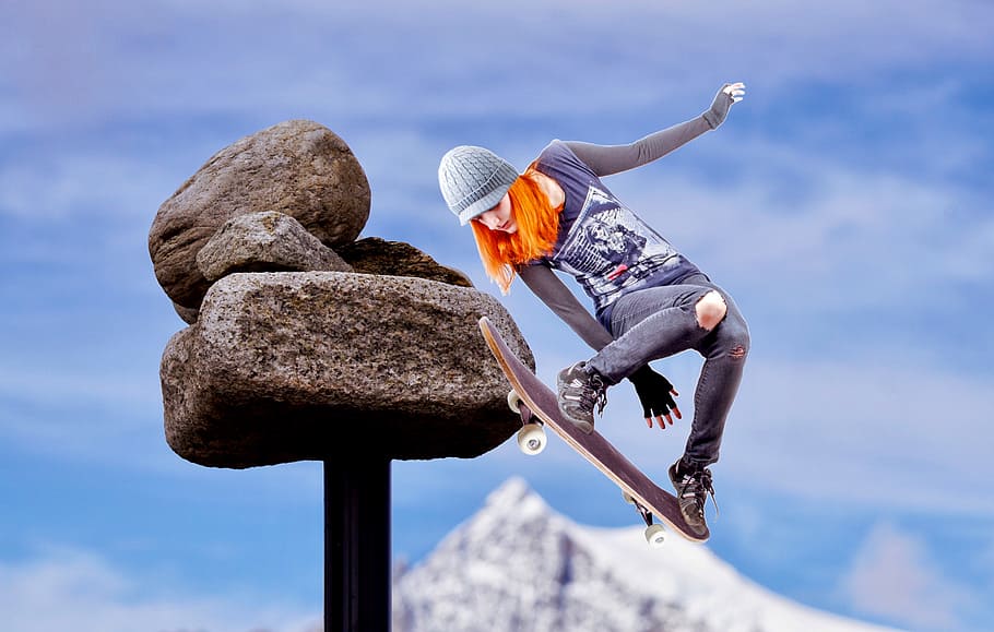 dona, trucs de monopatí, mid, aire, patinatge, saltar, humà, diversió, oci, esportiu, patinador, monopatí, estil, estil de vida, colorit, es va atrevir, acrobàcies, valent, aventurar-se, muntanya, cel, blau, una persona, adult, longitud completa, naturalesa, adult jove, núvol - cel, dia, vista d’angle baix, Esports extrems, equipament esportiu, activitat, esforç, roba casual, a l'aire lliure, vista del darrere, habilitat, 5K