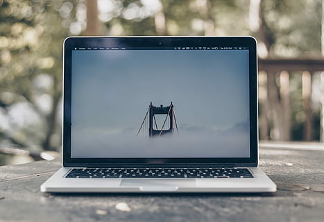 otočil, macbook, pro, šedá, povrch, hnědý, stůl, laptop, založit, tech, Golden Gate Bridge, San Francisco, jablko, portatil, ordenador, ordenador portátil, technologie, sdělení, bezdrátové technologie, spojení, přenosné informační zařízení, počítač, chytrý telefon, obrazovka, obrazovky přístroje, zaměřit se na popředí, den, přenosnost, mobilní telefon, venku, detail, Příroda, nikdo, telekomunikační zařízení, klávesnice, sociální síť, globální komunikace, 4K, CC0, veřejná doména, bez autorských práv