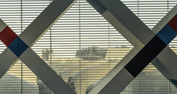 architettura, dentro, Spagna, costruzione, luce, finestra, interior design, città, prospettiva, cielo, struttura, struttura costruita, modello, metallo, nessuno, giorno, fotogramma intero, in casa, design, forma, forma geometrica, forma triangolare, Inquadratura dal basso, connessione, moderno, sfondi, luce del sole, soffitto, trave, 5K, CC0, dominio pubblico, privo di copyright