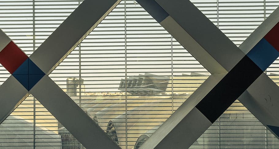 architettura, dentro, Spagna, costruzione, luce, finestra, interior design, città, prospettiva, cielo, struttura, struttura costruita, modello, metallo, nessuno, giorno, fotogramma intero, in casa, design, forma, forma geometrica, forma triangolare, Inquadratura dal basso, connessione, moderno, sfondi, luce del sole, soffitto, trave, 5K