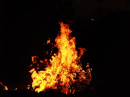 noche, oscuro, fuego, ardiente, fondo, resplandor, flameante, hoguera, quemar, quemado, de cerca, elemento, llama, fuego - fenómeno natural, calor - temperatura, nadie, naturaleza, movimiento, color naranja, infierno, al aire libre, firmar, comunicación, señal de advertencia, amarillo, fondo negro, movimiento borroso, cámping, 2K, CC0, dominio público, libre de derechos