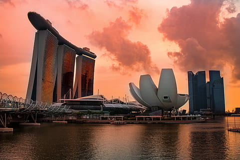 Singapur colorido, arena de marina bay, Singapur, puesta de sol, amanecer, nube, edificio, ciudad, arquitectura, estructura construida, cielo, exterior del edificio, agua, rascacielos, moderno, edificio de oficinas exterior, nube - cielo, paisaje urbano, destinos de viaje, transporte, paisaje, naturaleza, río, puente - estructura hecha por el hombre, nadie, al aire libre, Distrito financiero, bahía, 4K, CC0, dominio público, libre de derechos