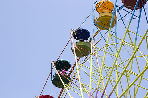 carrusel, cel, estiu, atracció, Parc d'atraccions, passeig pel parc d’atraccions, cultura i entreteniment artístic, roda de ferris, cel clar, naturalesa, vista d’angle baix, carnaval, blau, a l'aire lliure, diversió, activitat d'oci, carnestoltes ambulants, multicolor, dia, recerca recreativa, cap gent, metall, acer, aliatge, va parlar, emoció, 5K, CC0, domini públic, lliure de regalies