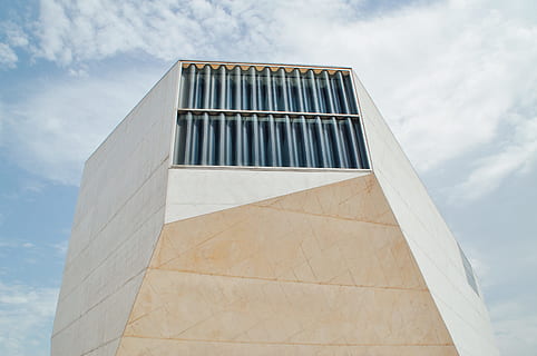 beyaz, beton, uzun boylu, bina, bulutlu, gökyüzü, düşük açılı fotoğrafçılık, çok katlı, düşük açılı, görünüm, gri, çerçeve, panelli, mimari, pencere, modern, yapılı yapı, dış yapı, mimarlık ve binalar, mavi, düşük açılı görünüş, gün, insansız, açık havada, bulut - gökyüzü, doğa, uzun - yüksek, ofis, Desen, ofis binası dış, seyahat yerleri, cam malzemesi, 4K, CC0, kamu malı, telif ücretsiz