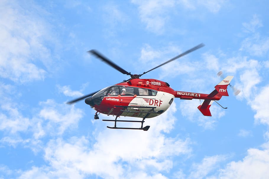 helikoptéra, mraky, zachránit, létající, mrak - nebe, přeprava, nebe, den, nízký úhel pohledu, Příroda, Červené, leteckého vozidla, nikdo, venku, způsob dopravy, text, architektura, modrý, sdělení, střední vzduch, západní skript, letoun, 2K