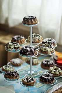 pastís, pasqua, pastís, Pasqua, menjar i beguda, menjar dolç, cupcake, postres, indulgència, a l'interior, menjar, frescor, dolç, temptació, menjar poc saludable, taula, llest per menjar, natura morta, primer pla, cap gent, al forn, cakestand, centrar-se en primer pla, muffin, berenar, 4K, CC0, domini públic, lliure de regalies