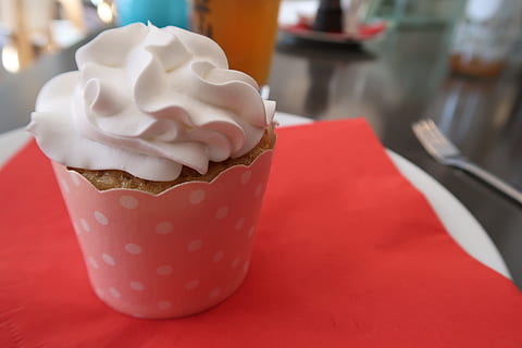 cupcake, pastís, muffin, caramels, pastes, postres, enfornar, plat dolç, benefici de, dolç, petits pastissos, menjar, pollet, deliciós, cafeteria, menjar i beguda, menjar dolç, indulgència, frescor, vermell, centrar-se en primer pla, primer pla, a l'interior, cap gent, equipament per a la llar, taula, llest per menjar, menjar poc saludable, vidre, temptació, copa, beure, 5K, CC0, domini públic, lliure de regalies