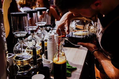 person, innehav, glasbehållare, drycker, dryck, kall, tabell, restaurang, kaffe, glas, disken, människor, man, koppar, alkohol, öl - alkohol, mänsklig kroppsdel, bar - dryck anläggning, mat och dryck, bara en man, inomhus, roliga timmen, endast vuxna, förfriskning, riktiga människor, hand, mat, mänsklig hand, fokusera på förgrunden, en person, behållare, företag, flaska, män, närbild, bardisk, bartender, 5K, CC0, offentligt domän, royaltyfria