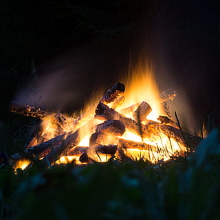 Feuer, Lagerfeuer, Flamme, heiß, Hitze, brennen, Licht, warm, Sommer Camp, feurig, Inferno, Funke, Hitze - Temperatur, Feuer - natürliches Phänomen, Verbrennung, Log, Natur, Nacht-, Brennholz, keine Leute, Holz, Bewegung, Camping, glühend, Holz - Material, Land, Umgebung, Baum, draußen, 4K, CC0, gemeinfrei, lizenzfrei