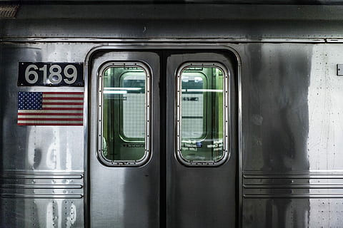 Zug, 6189 Kennzeichen, silberne Zugtür, Tür, Fenster, Metro, Metall, U-Bahn, New York, Flagge, unter Tage, leeren, Vereinigte Staaten von Amerika, Atmosphäre, Nacht-, Nachtleben, Manhattan, Schienenverkehr, öffentliche Verkehrsmittel, Transportmittel, Zug - Fahrzeug, Transport, keine Leute, Glas - Material, Eingang, die Architektur, transparent, Tag, Fahrzeuginnenraum, Personenzug, draußen, Zeichen, 2K, CC0, gemeinfrei, lizenzfrei