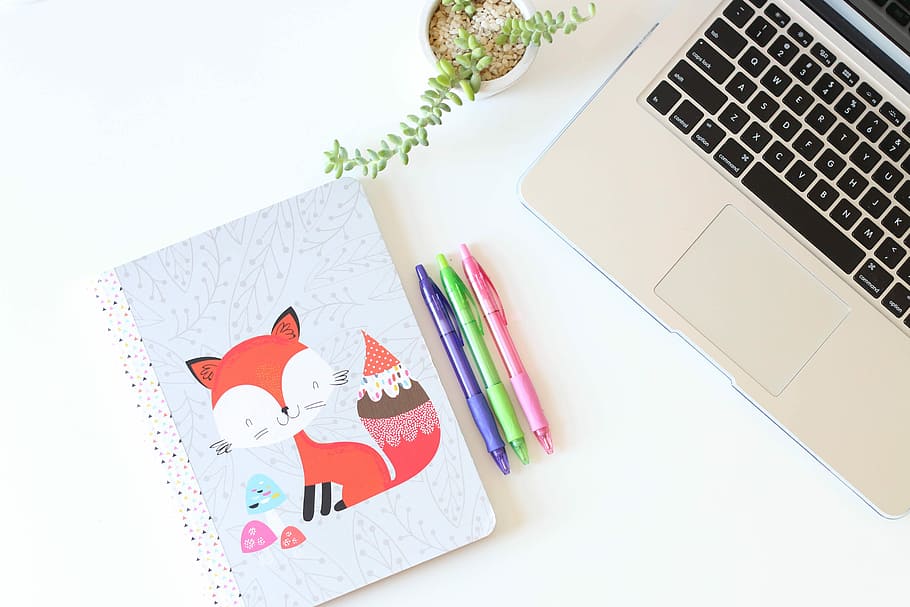 tre, click penne a colori assortiti, taccuino, macbook, accanto, grigio, il computer portatile, spazio di lavoro, Volpe, ufficio, penna, minimo, colorato, scrivania, studiando, design, ragazzo, studio, illustrazione, tecnologia wireless, computer, tecnologia, in casa, tavolo, comunicazione, attrezzatura informatica, nessuno, connessione, creatività, carta, vista dall'alto, a forma di cuore, tastiera, dispositivo di informazione portatile, tastiera del computer, libro, girato in studio, Colore bianco, bloc notes, 5K
