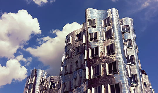 modrý, šedá, foto budovy, během dne, modrá a šedá, budova, fotografie, den, čas, architektura, mrakodrap, fasáda, kovové fasády, mediální přístav, düsseldorf, gehry, okno, odrazy, mraky, nebe, moderní, Německo, městského rozvoje, exteriér budovy, stavba, nikdo, mrak - nebe, nízký úhel pohledu, město, Příroda, rezidenční čtvrti, venku, Dějiny, minulost, slunečního světla, destinace, byt, věž, 2K, CC0, veřejná doména, bez autorských práv