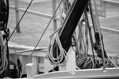 string, node, kayu, laberang, tikar, perahu layar, perahu, simpul, tali, rig tua, bekas, laut, simpul 8, kapal laut, hitam dan putih, angkutan, pelayaran, Kapal layar, kapal pesiar, dek kapal, moda transportasi, kabel, tidak ada orang, dalam ruangan, teknologi, hari, fokus pada latar depan, air, ditambatkan, di luar rumah, alam, kapal, merapatkan, sinar matahari, perjalanan, kendaraan darat, bagian rendah, logam, pelabuhan, roda, 5K, CC0, domain publik, bebas royalti
