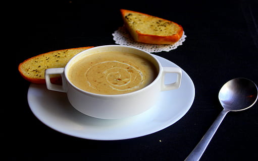 hvidløgsbrød, latte kaffe, suppe, dampning, brød, kaffe, kaffekop, kop, krus, kaffe - drikke, mad og drikke, drikke, forfriskning, underkop, køkkenredskaber, mad, ske, indendørs, porcelæn, varm drikke, spise redskaber, stilleben, studio skud, ingen mennesker, tæt på, sort baggrund, skummende drikke, måltid, morgenmad, teske, 5K, CC0, offentligt domæne, royaltyfrie