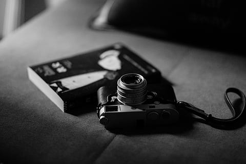 grau, Kamera, Buch, Graustufenfoto, Tabelle, minimal, Objekt, Schwarz und weiß, Ausrüstung, lesen, lernen, Referenz, Oberfläche, Kontrast, Schatten, Linse, drinnen, Technologie, Fotografie-Themen, Nahansicht, Kamera - Fotoausrüstung, Stillleben, Gewehr, Retro-Stil, keine Leute, Kriminalität, Kunst, Kultur und Unterhaltung, Fokus auf den Vordergrund, Pistole, selektiver Fokus, soziale Themen, High Angle View, Nostalgie, 8K, CC0, gemeinfrei, lizenzfrei