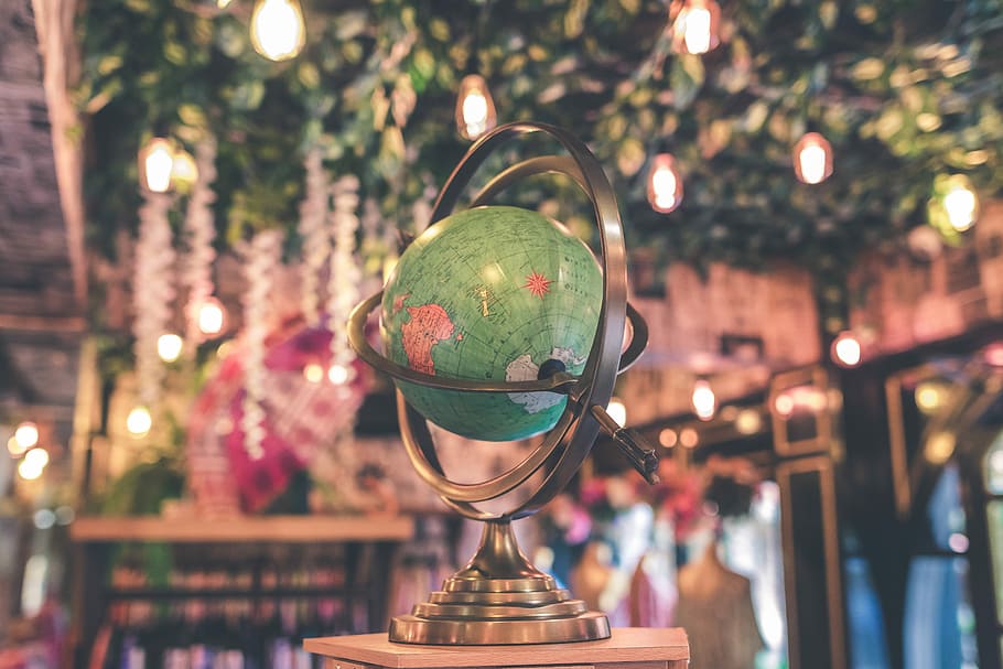Jahrgang, Globus, schließen, Antiquität, Geschäft, flach, fokus fotografie, Schreibtischkugel, Beleuchtung, Statue, Welt, Reise, Lichtanlage, beleuchtet, Fokus auf den Vordergrund, Erfolg, Trophäe, keine Leute, vergeben, grüne Farbe, Feier, Baum, glänzend, gewinnen, einzelnes Objekt, Pflanze, draußen, Reflexion, Nacht-, Natur, Leistung, Kugel, Licht, silberfarben, 5K