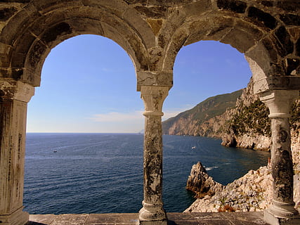 edifici de formigó gris, finestra, mar, columna, scoglio, cel, muntanya, porto venere, liguria, Itàlia, arc, aigua, arquitectura, escenics - natura, destinacions de viatge, naturalesa, estructura construïda, turisme, el passat, història, bellesa a la natura, dia, viatjar, cap gent, escena tranquil·la, cel clar, columna arquitectònica, a l'aire lliure, horitzó sobre l’aigua, 4K, CC0, domini públic, lliure de regalies