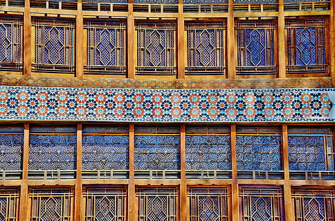 Contexte, mosaïque, modèle, polygone, polygonal, lumière, décoration, décoratif, conception, abstraction, cristal, coloré, arrière-plans, plein cadre, structure construite, personne, architecture, journée, en plein air, extérieur du bâtiment, faible angle de vue, bâtiment, bois - matériau, construction de murs, métal, cote à cote, multi couleur, religion, fermer, plafond, orné, 4K, CC0, domaine public, libre de droits