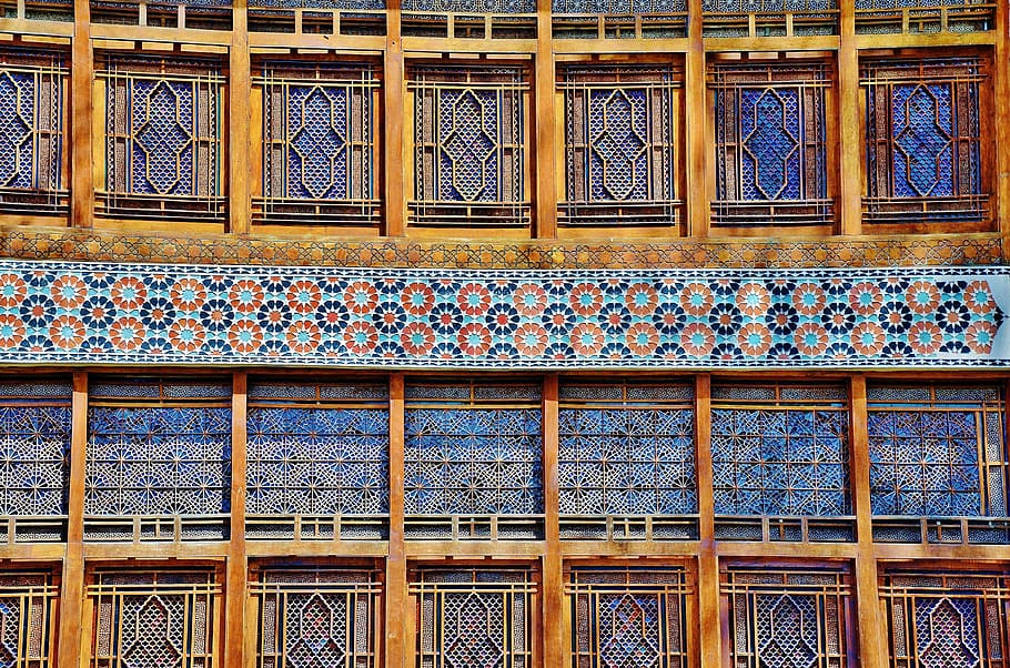 fons, mosaic, patró, polígon, poligonal, llum, decoració, decoratiu, disseny, abstracció, cristall, colorit, marc complet, estructura construïda, cap gent, arquitectura, dia, a l'aire lliure, exterior de l'edifici, vista d’angle baix, edifici, material de fusta, funció de construcció de parets, metall, costat a costat, multicolor, religió, primer pla, sostre, ornamentat, 4K